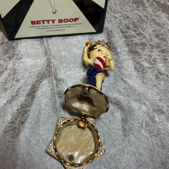 BettyBoop retired Collectionwith Swarovski crystal - Picture 9 of 11